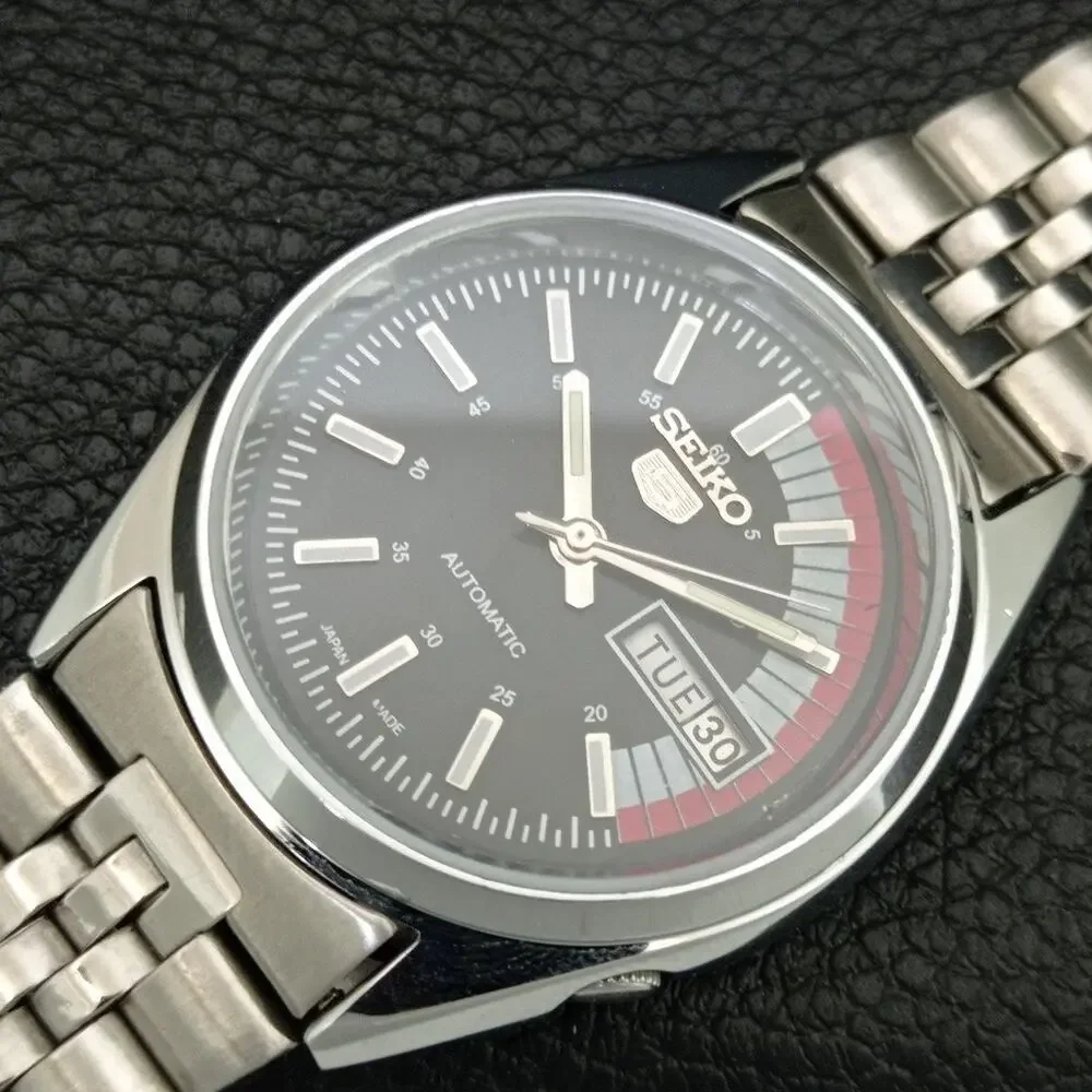Vintage 1974 Seiko Automatic Mens Silver Watch W/daydate & Red accents